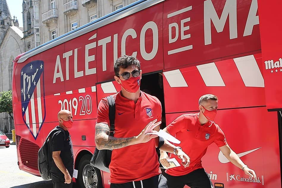 アトレティコ・マドリードさんのインスタグラム写真 - (アトレティコ・マドリードInstagram)「🛬📍 Vigo  🔴⚪ #AúpaAtleti ⚽ #CeltaAtleti」7月7日 21時38分 - atleticodemadrid