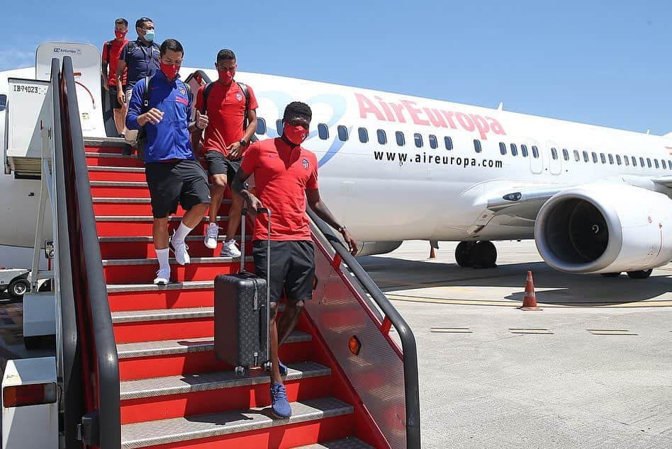 アトレティコ・マドリードさんのインスタグラム写真 - (アトレティコ・マドリードInstagram)「🛬📍 Vigo  🔴⚪ #AúpaAtleti ⚽ #CeltaAtleti」7月7日 21時38分 - atleticodemadrid