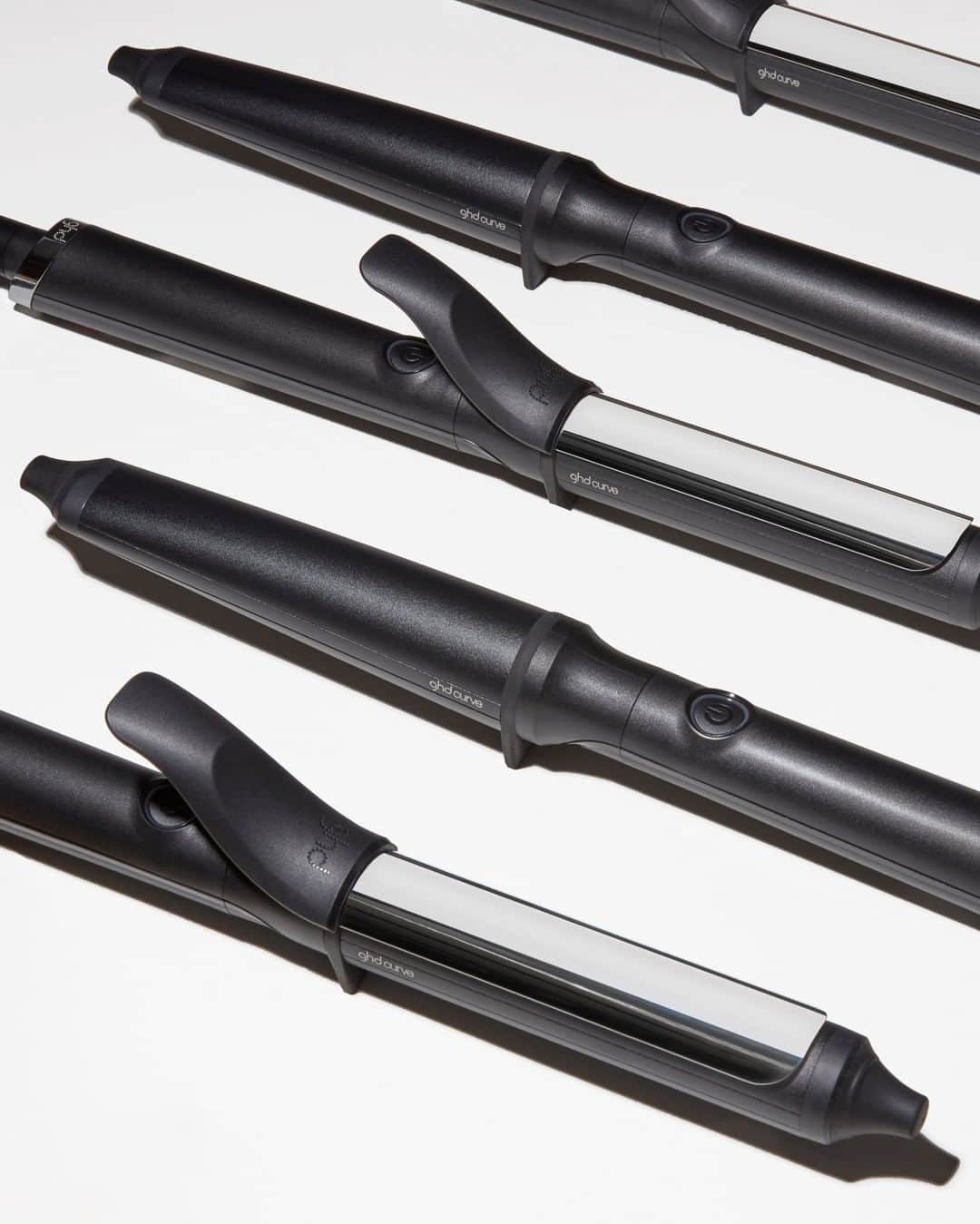 ghd hairさんのインスタグラム写真 - (ghd hairInstagram)「20% off the ENTIRE curve collection ✌️​   ​ Should you treat yourself to a wand or tong, and what’s the difference?! ​  Some people find a tong easier to use, it has a handy clip for securing hair in place. Others find a wand faster to use. Tap to find out more 👆💫👆💫  #ghd #goodhairday #ghdcurve #ghdsoftcurltong #ghdcreativecurlwand #hairtools」7月7日 21時40分 - ghdhair