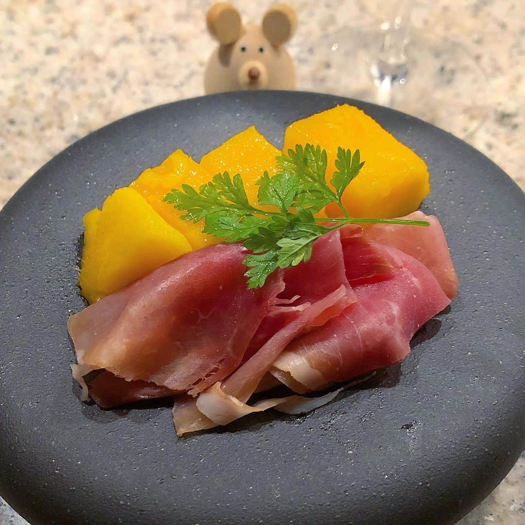 榊山敬代のインスタグラム：「🌿﻿🥭🥓… ・ 週末は頂きましたマンゴーさまへ プロシュートを一緒に盛り付けて あたらしく迎えたお皿で乾杯の巻  インスタで出会ったショップにて タイプなお皿がちょこちょこあり 値段もお買い得でしたのでイイね といくつかのアイテム試しに購入  実物を見ないので冒険ですが 写真がきれいなのとお料理が 盛り付けてあるのでイメージ 浮かびやすくて工夫が嬉しい  #また購入してみたい  さてきょうは午前からパソコン作業集中の日 幾つかの課題を進めて入稿データ幾つか完成  ということでほど良き充実感😑… 本当に東京はスピード重視の国  ボーとできないスピード感が 東京の好きなところなのです  さてきょうは七夕と  #ファンシーちゃん 誕生日のとき  ファンシーちゃんのお陰で色々 あらゆる体験をさせていただき  不思議な作品　　　  あらゆる角度のビジョン等も 込めた作品なのでいつの日か  時代へ機能する作品へと 進化できる日も楽しみに ・ ・ 🎋💫… やっぱり絵はいいな… 新作とりかかるモードなこの頃 ・ ・ ・ #おうちごはん #おうち大好き #enjoyhome ・ ・ ・ ・ ・ #頂き物 #マンゴー #夕食 #dinner #おうち時間#おつまみ #お肉 #meat #pork #豚肉 #プロシュート #prosciutto #brut #しゅわしゅわ#Herb #vegetable #wine #artist #kitchen #cooking #日本画家 の #お料理こんなもん　#器 #ネットショッピング」