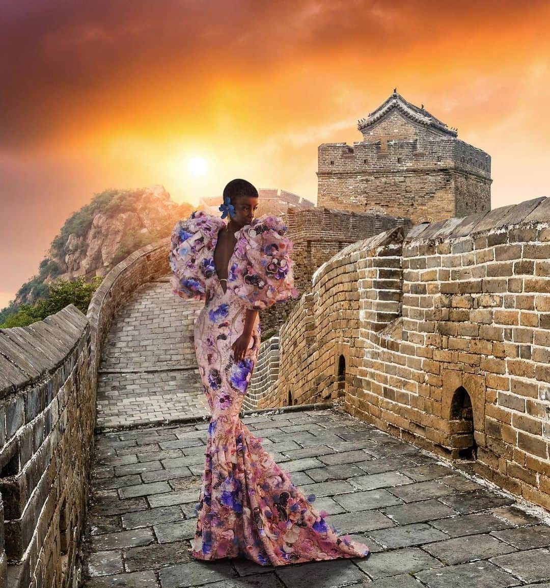 Vogue Taiwan Officialさんのインスタグラム写真 - (Vogue Taiwan OfficialInstagram)「#VogueFashionNow 以夢幻設計聞名的 @ralphandrusso 這次2020/21秋冬高級訂製秀以線上形式呈現。採用天空藍、薰衣草紫、金黃色和花卉圖案設計出華美的高訂禮服，除了以色彩呼應大自然之美，更首度設計虛擬人物，取名為Hauli，象徵力量和堅強，鼓勵大家一同度過難關。創意總監Tamara Ralph讓虛擬模特兒以環遊世界七大奇觀景點展演最新高訂禮服，你們最喜歡哪套禮服呢？ ﻿ 🖊 #itstifflu」7月7日 21時45分 - voguetaiwan