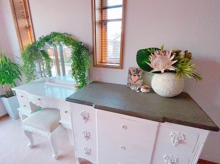 長谷川朋美さんのインスタグラム写真 - (長谷川朋美Instagram)「先日 @ayumitanaka0903 が素敵な#アーティフィシャルフラワー を私のお部屋に合わせて…と作ってきてくれて😍 ・ せっかくなので、お花に合わせて ドレッサー周りをプチリニューアル💕 ・ いつものピンクの壁は片面だけですが、 もう片面はこんな感じです✨ ・ 家の中で唯一ガーリーな空間笑 ・ 凄く狭いけどかなり居心地よい💕 ・ #interior #myspace #flowers #pink #dresser #ドレッサー」7月7日 21時49分 - hasegawa.elena.tomomi