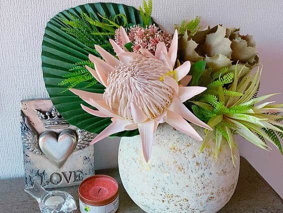 長谷川朋美さんのインスタグラム写真 - (長谷川朋美Instagram)「先日 @ayumitanaka0903 が素敵な#アーティフィシャルフラワー を私のお部屋に合わせて…と作ってきてくれて😍 ・ せっかくなので、お花に合わせて ドレッサー周りをプチリニューアル💕 ・ いつものピンクの壁は片面だけですが、 もう片面はこんな感じです✨ ・ 家の中で唯一ガーリーな空間笑 ・ 凄く狭いけどかなり居心地よい💕 ・ #interior #myspace #flowers #pink #dresser #ドレッサー」7月7日 21時49分 - hasegawa.elena.tomomi