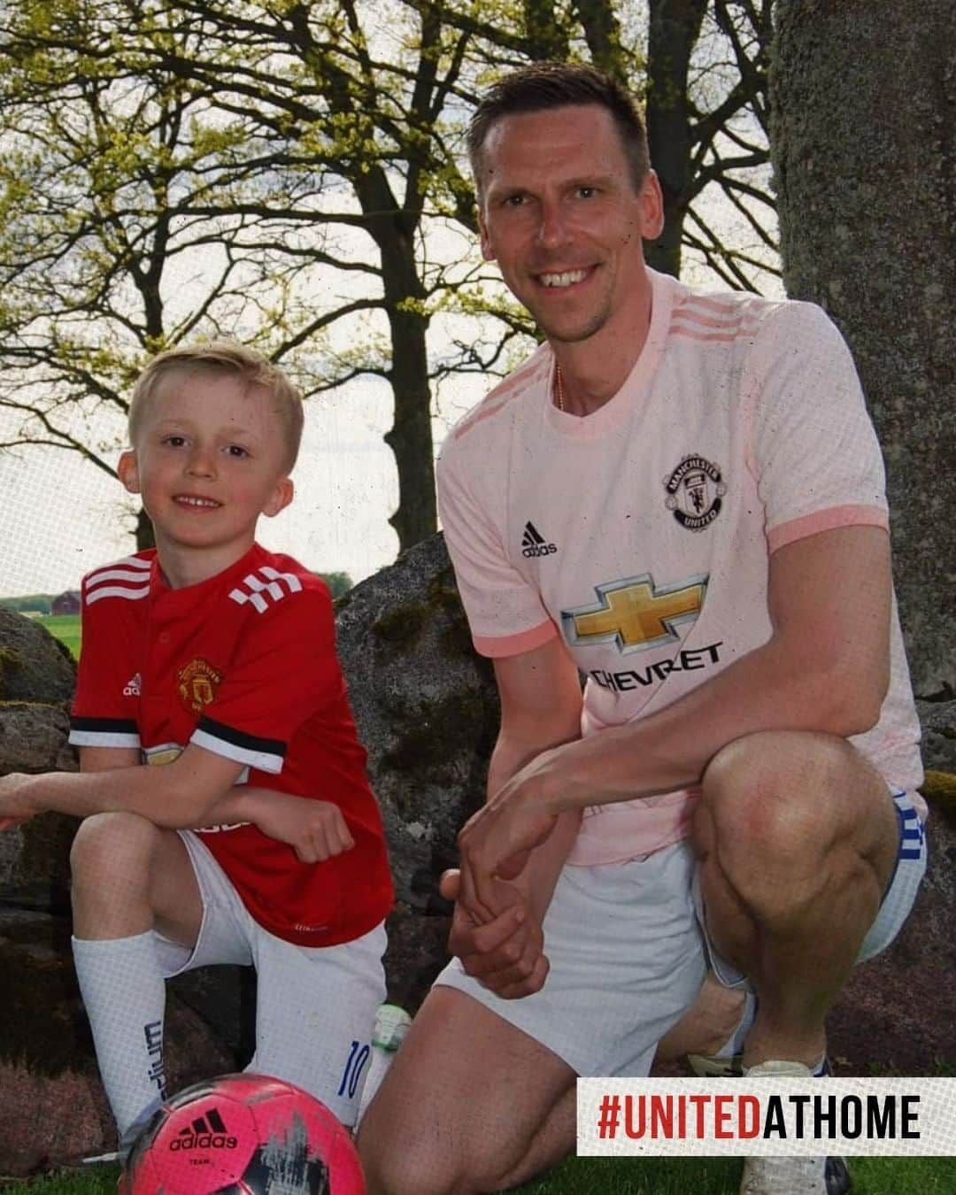 マンチェスター・ユナイテッドさんのインスタグラム写真 - (マンチェスター・ユナイテッドInstagram)「Like father, like son 🙍‍♂️👶 📸: @LubeckJohannes #MUFC #UnitedAtHome #hometeam」7月7日 22時00分 - manchesterunited