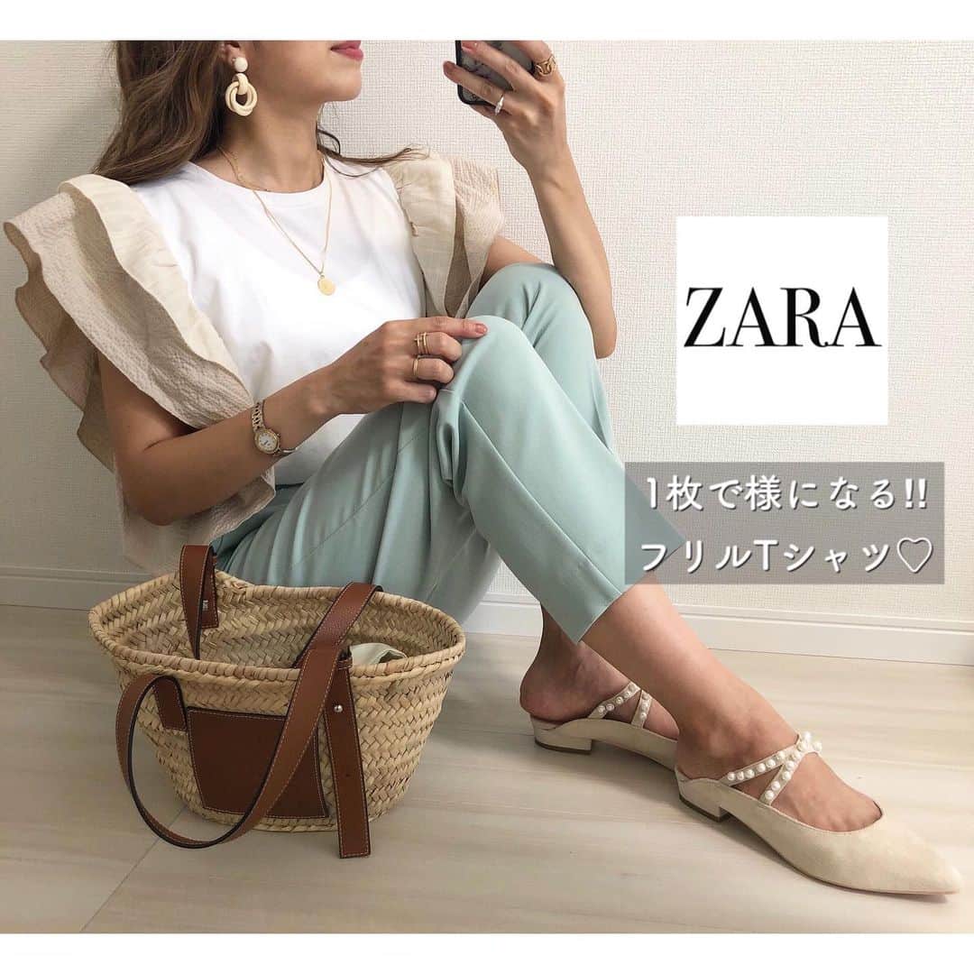 Miyoのインスタグラム：「2020.7.7 ・ 最近ZARAばっかり着てる♡ このコーデも上下ZARA❣️ 先月末に店舗で一目惚れしたフリルTシャツ🥰 袖全体がフリルになっていて、さらにボリュームがあるので二の腕をカバーしてくれます❤︎ ・ コンビ生地Tシャツ(品番 0264/170/250 Mサイズ)…#ZARA インナー…#UNIQLO#ユニクロ ハイウエストパンツ…#ザラ ハイウエストストレートジーンズ…#GU#ジーユー かごバッグ…#loewe アクセサリー・靴…#楽天 ・ ・ ・ #ZARAコーデ#ザラコーデ#ZARA購入品#ザラジョ#ユニクロコーデ#GUコーデ#夏コーデ#かごバッグ#今日のコーデ#ママコーデ#ママファッション#プチプラコーデ#プチプラファッション#着回しコーデ#シンプルコーデ#カジュアルコーデ#デニムコーデ#30代コーデ#大人カジュアル#大人可愛い#きれいめコーデ」