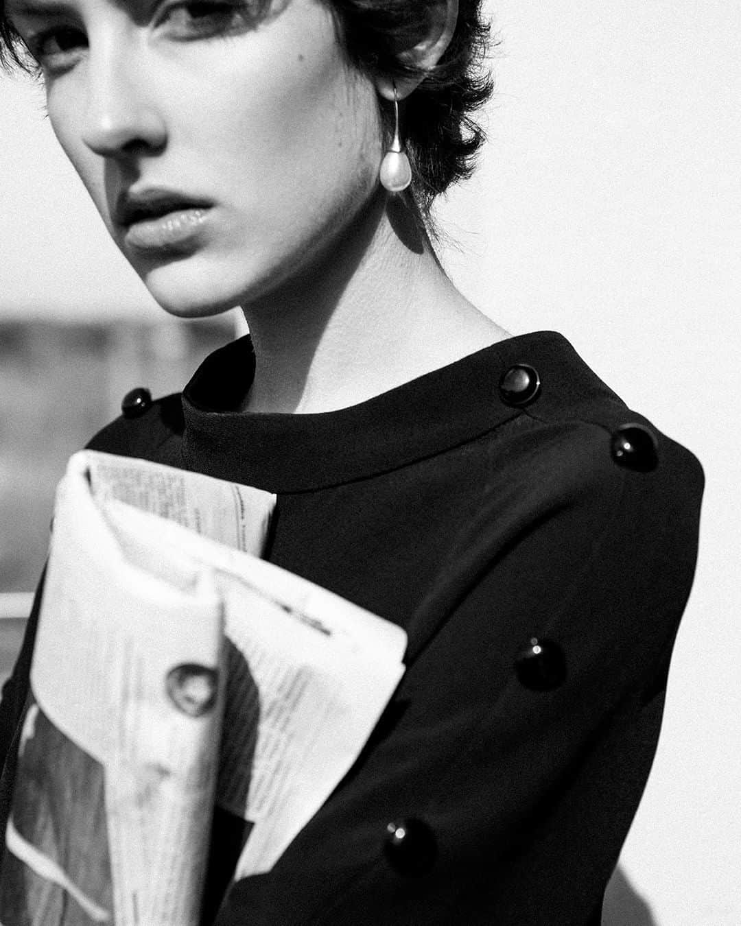 ミラショーンのインスタグラム：「Close up with pearl  ⠀ ⠀ #milaschon #blackandwhiteportrait #bnw_portrait #bwportrait #blackandwhiteportraits #portraitoftheday #portait」