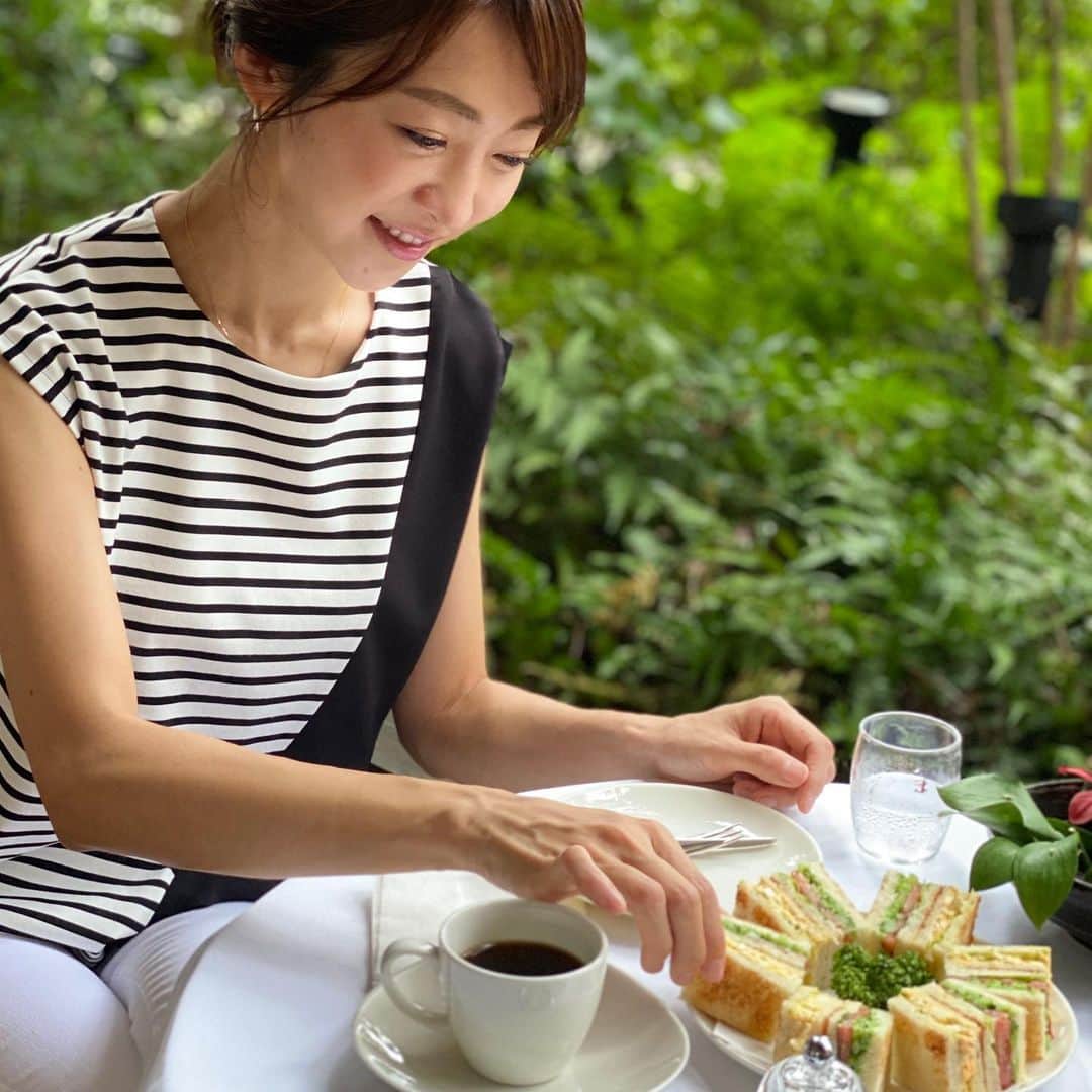 木本泉さんのインスタグラム写真 - (木本泉Instagram)「-﻿ WEST AOYAMA GARDEN🌿﻿ ﻿ 新緑が綺麗で、軽井沢にいるみたいだね〜と。﻿ 風に涼みながらのtea time☕️﻿ ﻿ ホットケーキ🥞だけのはずが、サンドイッチ🥪もシェア💓﻿ ﻿ コーヒーがおかわりできちゃうので、ついつい飲みしすぎてしまう笑😊﻿ ﻿ #銀座ウエスト#WESTAOYAMAGARDEN#ホットケーキ#ティータイム#友達﻿ ﻿」7月7日 21時53分 - izumikimoto