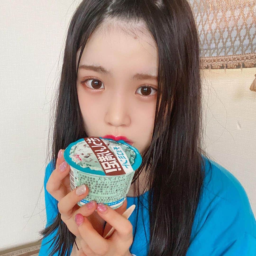 のインスタグラム：「《🏪#ファミリーマート　#glico》﻿ ﻿ 🍃ぎっしり満足！チョコミント（¥165）﻿ ﻿ ﻿ チョコミントが大好きな人は絶対食べた方が良いアイス💚💚💚💚💚﻿ ﻿ ﻿ とりあえず、量が多い！﻿ ﻿ だから満足できるし、中のチョコも、﻿ 多くて、良い感じにパリパリなの🍫﻿ ﻿ ﻿ アイス自体はほんのり甘くて、﻿ チョコミントもスースーしすぎない😌✌️﻿ ﻿ ﻿ ﻿ ﻿ チョコミントは夏に食べると涼しい気分になる😳💚﻿ ﻿ ﻿ ﻿ 最初は固いままたべて、、﻿ 少し溶けてきたらちょっと混ぜてみたり。。。、﻿ ﻿ ﻿ 量が多い分、色んな食感も楽しめる😇﻿ ﻿ ﻿ ﻿ ﻿ ﻿ \保育園時代から地味にチョコミント党🍫🍃/﻿ ﻿ _____________________________________________________﻿ ﻿ ❤️エネルギー:385kcal﻿ 💗たんぱく質:4.7g﻿ 💛脂質:20.3g﻿ 🧡炭水化物:45.9g﻿ _____________________________________________________﻿ ﻿ #ぎっしり満足チョコミント #チョコミント #🍫🍃 #ファミマ  #familymart #ファミマスイーツ部 #チョコミントアイス #チョコミント部 #チョコミント党 #💚 #コンビニ #コンビニスイーツ #コンビニアイス #🏪 #アイス #🍨  #デコ #暑い #夏 #🏠 #食べ物記録 #sweet #ice #yummy  #instalike #instafood #instagood #ラビグルメ」