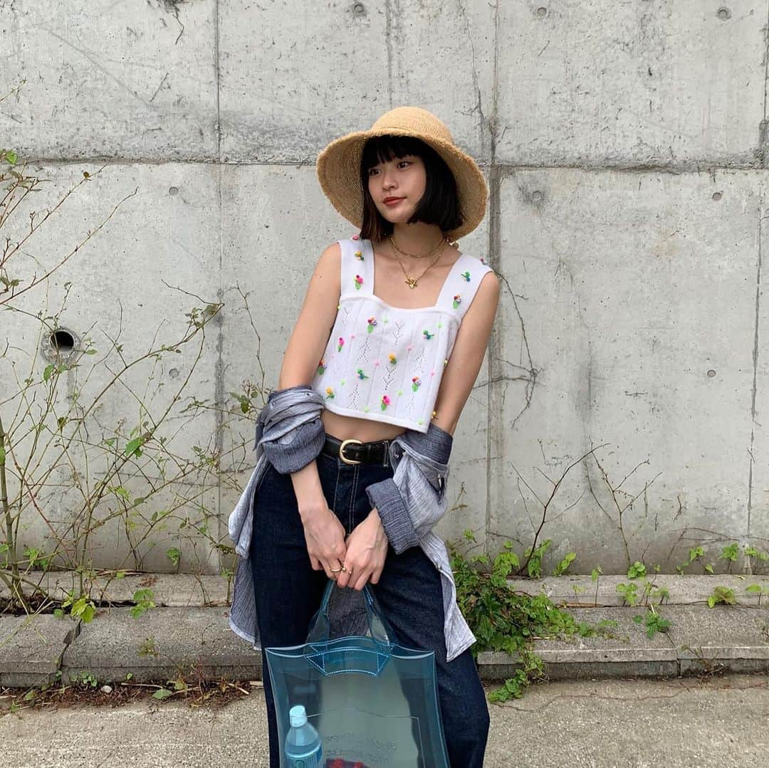 横田ひかるさんのインスタグラム写真 - (横田ひかるInstagram)「👒💐  ビーズが女心をくすぐるクロップトップ、形が綺麗な1980sのLeeデニム、深さもあって細かいフリンジが上品なハット。夏~  何枚も貼っときます。」7月7日 21時59分 - _rncn950805