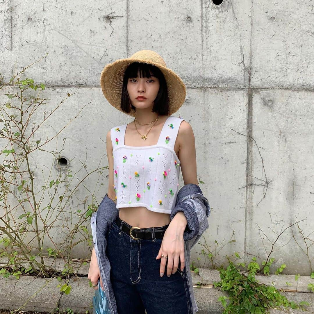 横田ひかるさんのインスタグラム写真 - (横田ひかるInstagram)「👒💐  ビーズが女心をくすぐるクロップトップ、形が綺麗な1980sのLeeデニム、深さもあって細かいフリンジが上品なハット。夏~  何枚も貼っときます。」7月7日 21時59分 - _rncn950805