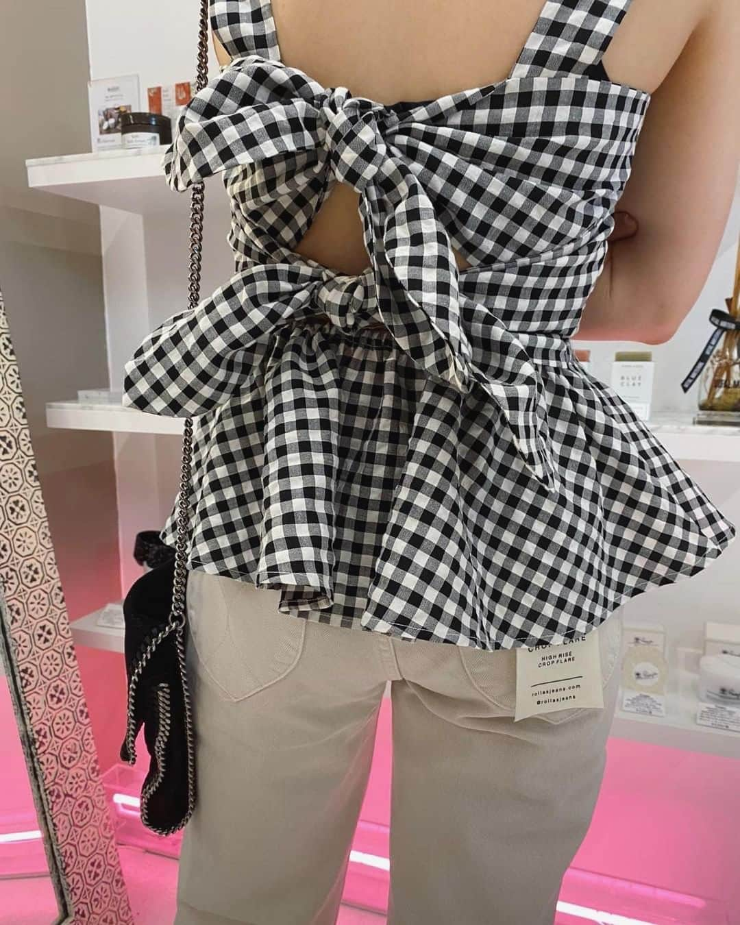 HONEY MI HONEY OFFICIALさんのインスタグラム写真 - (HONEY MI HONEY OFFICIALInstagram)「gingham🎼  30%OFF！ ginghamcheck backribbon nosleeve ¥13,500→¥9,450 blk ONLY freesize  ダブルのバックリボンがcuteなトップス 夏のコーデにピッタリの1枚  @honeymihoney_official @honeymihoney_style  #HONEYMIHONEY #表参道 #原宿 #心斎橋 #时尚 #我的最愛 #ハニーミーハニー #tokyo #osaka #outfit #fashion」7月7日 22時03分 - honeymihoney_official