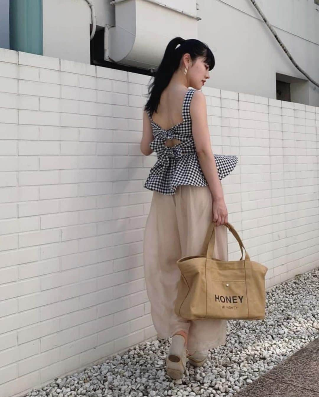 HONEY MI HONEY OFFICIALさんのインスタグラム写真 - (HONEY MI HONEY OFFICIALInstagram)「gingham🎼  30%OFF！ ginghamcheck backribbon nosleeve ¥13,500→¥9,450 blk ONLY freesize  ダブルのバックリボンがcuteなトップス 夏のコーデにピッタリの1枚  @honeymihoney_official @honeymihoney_style  #HONEYMIHONEY #表参道 #原宿 #心斎橋 #时尚 #我的最愛 #ハニーミーハニー #tokyo #osaka #outfit #fashion」7月7日 22時03分 - honeymihoney_official