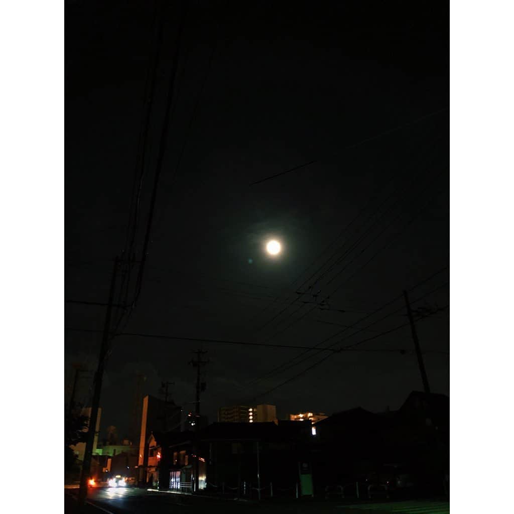 水戸悠夏子さんのインスタグラム写真 - (水戸悠夏子Instagram)「こちらは6月の満月、ストロベリームーンだった時。一昨日も満月だったけれど（バックムーンという名前だったらしい）、雨で見えなかったな。そういえば織姫と彦星は会えているといいな。雨が早く落ち着きますように。 #moon」7月7日 22時06分 - mitoyukako