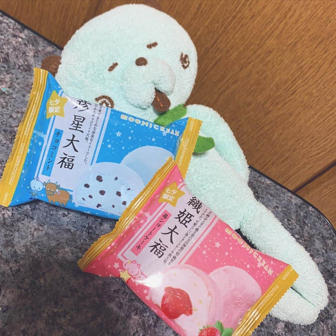 新倉愛海さんのインスタグラム写真 - (新倉愛海Instagram)「七夕限定のチョコミント大福🎋﻿ ﻿ スーパーでゲットしました！﻿ 織姫が苺、彦星がチョコミントになっていたのでどっちも購入してしまいました！とても可愛らしいですね(*´﹃｀*)♡﻿ ﻿ #アプガ2 #アイドル #チョコミント #チョコミン党 #七夕 #大福 #苺 #今日のみん太くん」7月7日 22時07分 - ami_niikura_uug2ki