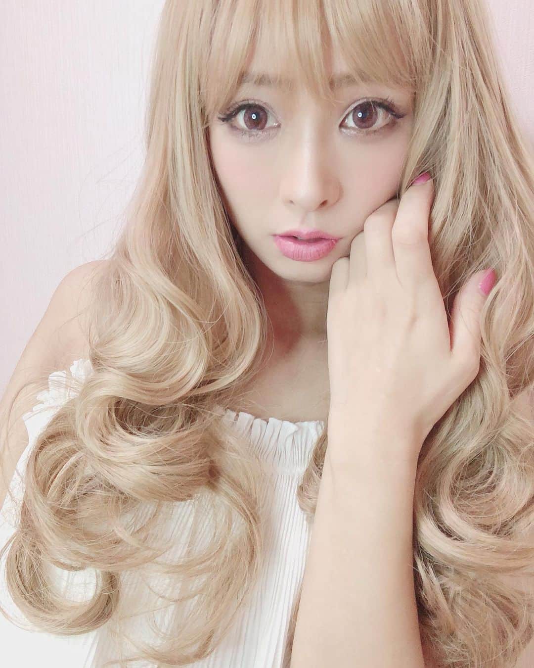 Fujikoさんのインスタグラム写真 - (FujikoInstagram)「金髪、、まだ似合うんかな🤔 と思って かぶってみた👸🏼💕✨笑  ファンデをマットに変更して 眉毛金髪にして リップもピンクベージュに変えて カラコン縁ありに変えないと  変やった。😲。。。  でもまた明るくしたいなぁ🙄💓  まだいける？笑  #Fujiko#金髪#ギャル#アーティスト#金髪ロング #ウィッグ #japanesegirl」7月7日 22時17分 - fujikochan1023