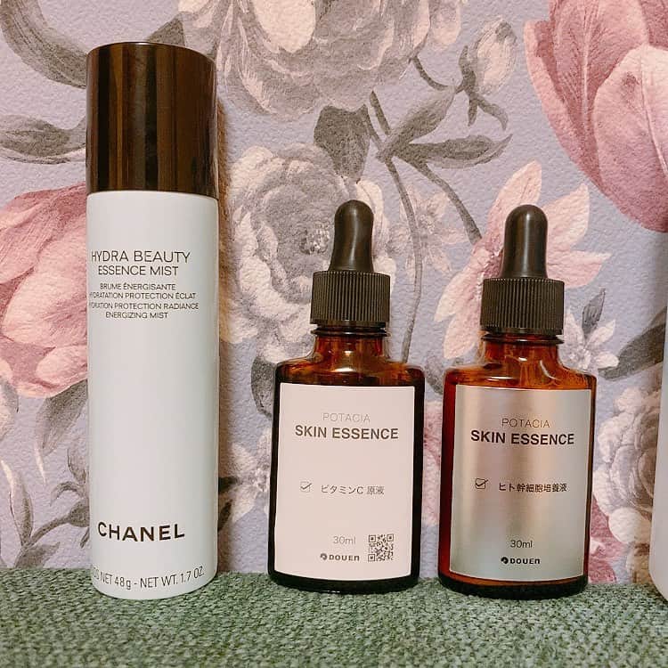 加藤美南のインスタグラム：「私の毎日のスキンケア🌼 1枚目❤︎ ＊CHANEL イドゥラビューティーエッセンスミスト美容液これは誕生日にまりなちゃんから頂いたものでとても大切に使ってます❤︎ ＊POTACIA ポタシャスキンエッセンス VMCとHSC 洗顔後すぐにこれを毎日交互につけます❤︎特にヒト幹細胞の方本当にびっくりするくらい肌が変わるのでおすすめです！大好きでリピートしてます❤︎ 2枚目❤︎ ＊ACSEINEモイストバランスローション化粧水肌が綺麗な方たちが愛用してるイメージですがすっと浸透して肌トラブルの時もどんな時でも使える化粧水これもリピしてます❤︎ ＊FEMMUEフラワーエッセンシャルモイスチャライザー乳液もちっと仕上がるし保湿力も高くて大好きです❤︎ ＊FEMMUEローズウォータースリーピングマスク寝てる間にメイクしていて疲れてる肌を回復してくれるお守り的存在です❤︎ 3枚目❤︎ ＊CHRISTINA テラスキン美容液ヒアルロン酸たっぷり入っていて使い続けると肌質改善にもなるらしく使ってみようと思います❤︎ ＊CNPクリームとてもさっぱりしていてしっかり保湿もできて、これも何度かリピートしてます❤︎ ＊CHRISTINAエンチャンティングボディクリーム塗ったらベタベタでパジャマやお布団につくのが嫌なのですがこれはすぐ乾いて浸透してくれてマッサージをしながら全身使ってます❤︎  こんな感じで使ってますが、実際はメイクを落とさないまま寝てしまったり、眠くて寝てしまいそうなときに1枚目のどれかや2枚目だけしか出来ないときもあります😂なのでこの投稿を機にスキンケア頑張る7月にしようと思います✨気になるのあれば参考になったら嬉しいです😊  #chanel #potacia #acseine #femmue #christina #cnp #スキンケア#ヒト幹細胞培養液 #化粧水 #乳液 #クリーム #美容液　#ボディクリーム」