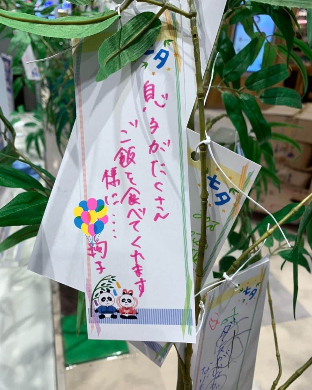 百千糸のインスタグラム：「今日は七夕  織姫と彦星は会えたかなぁ？  短冊に願いをこめて 「息子がたくさんご飯を食べてくれますように…」 あまり食に興味のない息子に毎食手を焼いております💦 もう神頼みです！笑（走り書きで字が雑ですみません）  そんなこともつゆ知らず、我が家の掃除代行サービスさんは隅々まで抜かりなく掃除をしてくれています^ - ^」