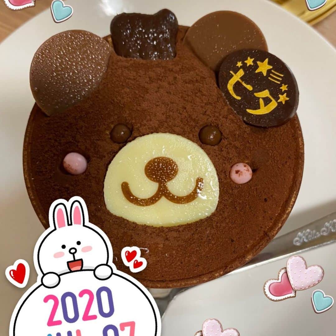 小泉エリのインスタグラム：「‪今日は下の娘の1歳のお誕生日でした🎋‬ ‪よく笑い、3歳のおねぇちゃんにおもちゃを取られると全力で泣き、ご飯はモリモリ食べて体重はとっくに10キロオーバーのぷくぷくちゃんに成長してくれました🤱‬ ‪人生、好きなこと、全力で楽しんでね❤️‬ ‪#一歳‬ ‪#おめでとう‬ ‪#星に願いを‬ ‪#シャトレーゼ‬ ‪#七夕くまちゃん‬」