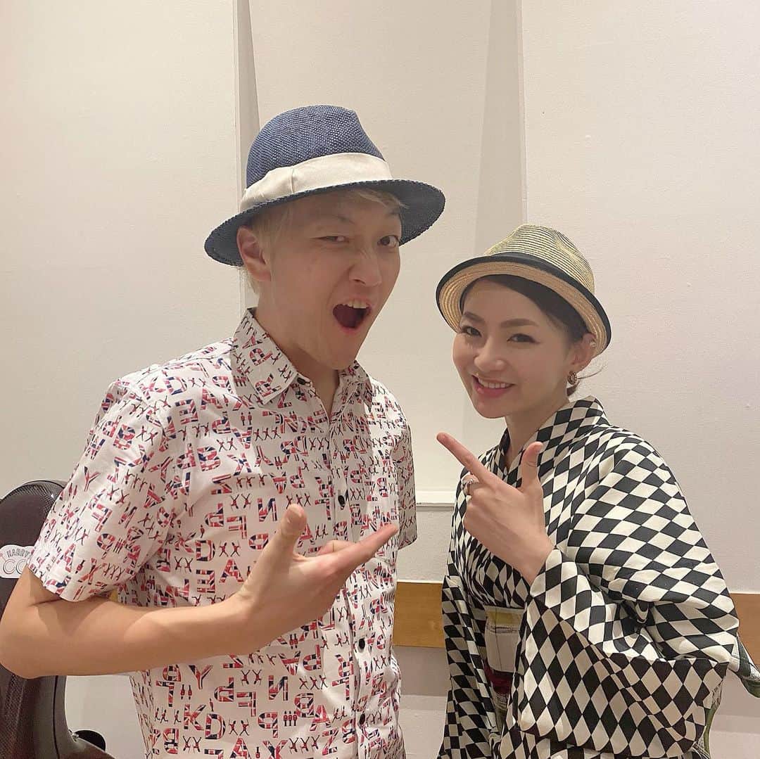 宮本美季のインスタグラム：「‪本日の無観客配信ライブ「今夜は歌わNight vol.4」ゲストに　伊藤ハルトシ@harry_githero 君をお迎えしてお送り致しました！いやぁ、さいっこうでしたね。本当にこの人は…にくいねぇ😌見てくださった皆様ありがとうございましたー！次は8月20日木曜日21時からです！是非❤️久々の浴衣、楽しかったー！！‬  #mahocast #今夜は歌わNight #配信慣れてきた #伊藤ハルトシ最高」