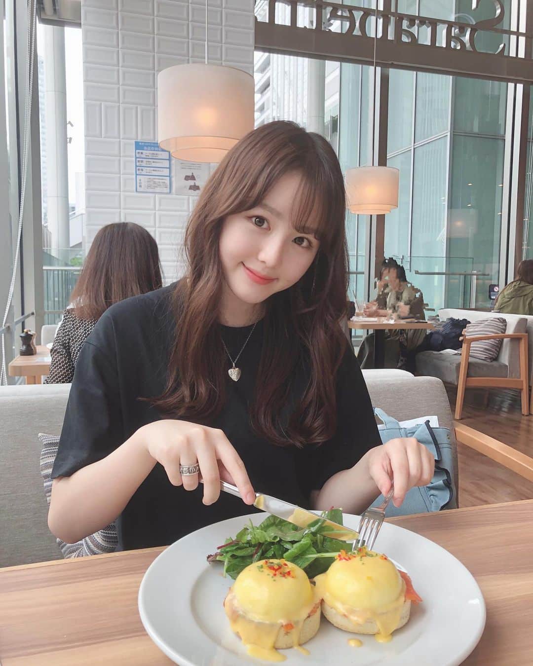 伊藤小春のインスタグラム：「・﻿ エッグベネディクトはベーコンよりサーモン派🐟🧡﻿ ﻿ ﻿ ﻿ 1日のうちで朝ごはんが1番好きな私、『いつかティファニー で朝食を』という漫画がとても好きで、登場するお店を制覇するという密かな夢があったりします﻿ ﻿ ﻿ あーーーーーー﻿ 食べるの大好きーーー動くの大嫌いーーー（大の字）﻿ ﻿ ﻿」