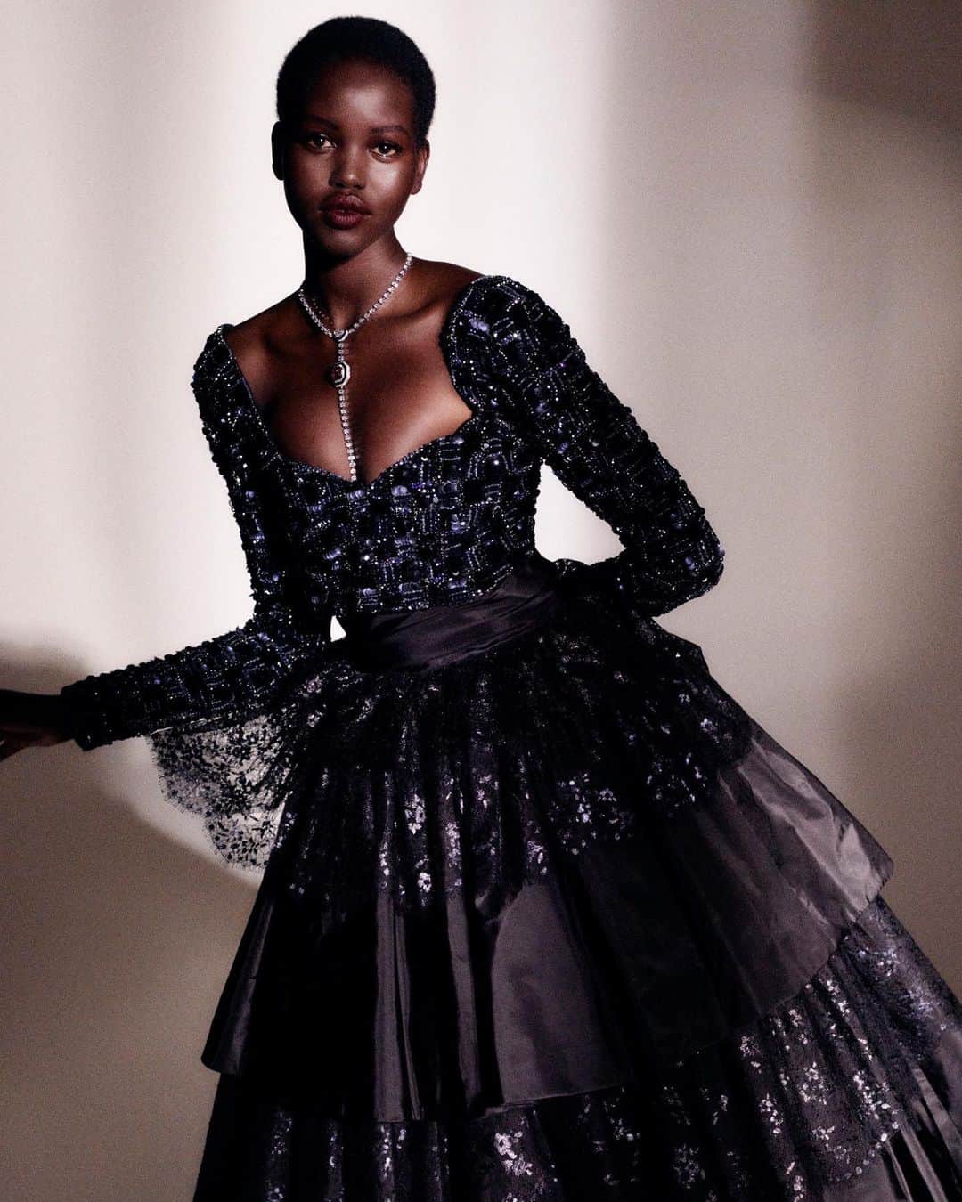 Vogueさんのインスタグラム写真 - (VogueInstagram)「The @chanelofficial Fall 2020 couture collection has arrived. “I was thinking about a punk princess coming out of ‘Le Palace’ at dawn,” reveals Virginie Viard. “This collection is more inspired by Karl Lagerfeld than Gabrielle Chanel. Karl would go to ‘Le Palace’, he would accompany these very sophisticated and very dressed up women, who were very eccentric too.”  While the Spring-Summer 2020 Haute Couture collection was clearly influenced by the simplicity and rigour of the abbey at Aubazine, where Gabrielle Chanel had been placed as a child, the thirty looks of the Fall-Winter 2020/21 Haute Couture collection are marked by a desire for shimmering opulence and jewelry.  Tap the link in our bio to see every look.  Photo by @mikaeljansson.」7月7日 22時27分 - voguemagazine