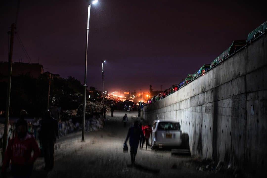 National Geographic Creativeさんのインスタグラム写真 - (National Geographic CreativeInstagram)「Photo by @nicholesobecki  People rush home before the curfew ordered by President Uhuru Kenyatta to contain the spread of the COVID-19 pandemic begins, in Nairobi’s Kariobangi settlement. Follow me on @nicholesobecki for more coverage of the Covid-19 crisis in Kenya.」7月7日 22時21分 - natgeointhefield