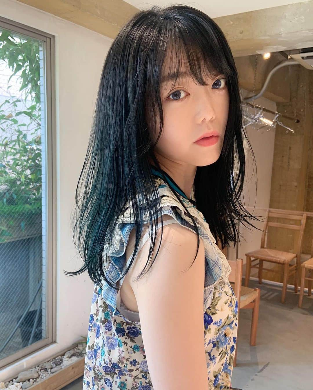 峯岸みなみさんのインスタグラム写真 - (峯岸みなみInstagram)「夏だし、韓国のアーティストさん可愛いし、髪を派手にしたい！って思ったけど...ガラッと雰囲気変わるとびっくりされるから、パッと見あんまり印象変えずに自分のテンションを上げるカラーにしたいという望みを叶えてもらいました。 黒だけど青って感じ。 題して“透明感ミントブルー” 全体的なブリーチはせずに細いハイライトを沢山入れていい感じに仕上げてくれているそうです。 夏っぽくて可愛い〜〜 Yuuちゃん、いつもありがとう💙」7月7日 22時43分 - minegishi_31chan