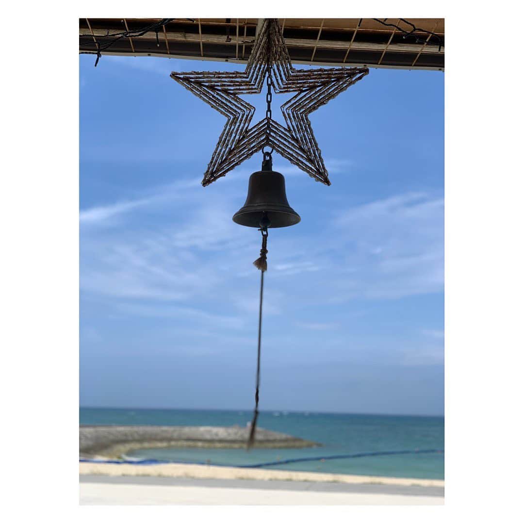 のインスタグラム：「たなばた🌠🌠🌠 ❤︎ ❤︎ 今日は七夕🎋ですね😄  たなばた、といえば願い事ですね✨ みんなは今夜、夜空に何を願いながらおやすみしますか？🌌  AIMIは・・・ やっぱり、九州の大雨の心配もあるし コロナのこともまだまだ気を抜けないので日本の健康を願おうかな🙏 どうか届きますように！  そしてプチ報告ですがAIMIは少し前から沖縄に帰ってきています😌 何事もなく２週間以上が過ぎ、 沖縄の太陽エネルギーを吸いながら、 安全に配慮して出来る限りの活動をしたいと前向きに動いています🎶  素敵なロケーションでこってりな撮影もしてきたのでお楽しみに☺️  みんなが明日も笑顔で過ごせますように❣️ 笑顔の輪を広げていきたい✨✨  ps,YouTubeチャンネル登録者数・カタコイ。MV再生回数、ぐんぐん伸びてます！ 達成記念ムービー公開までほんともうすこし！ AIMI 「カタコイ。」 (Official Music Video) https://m.youtube.com/watch?v=6JLZXxzkHsI みんな愛してくれてありがとう❤️  おやすみなさい😴  #AIMI#okinawa#七夕#ねがいごと #singersongwriter#star」