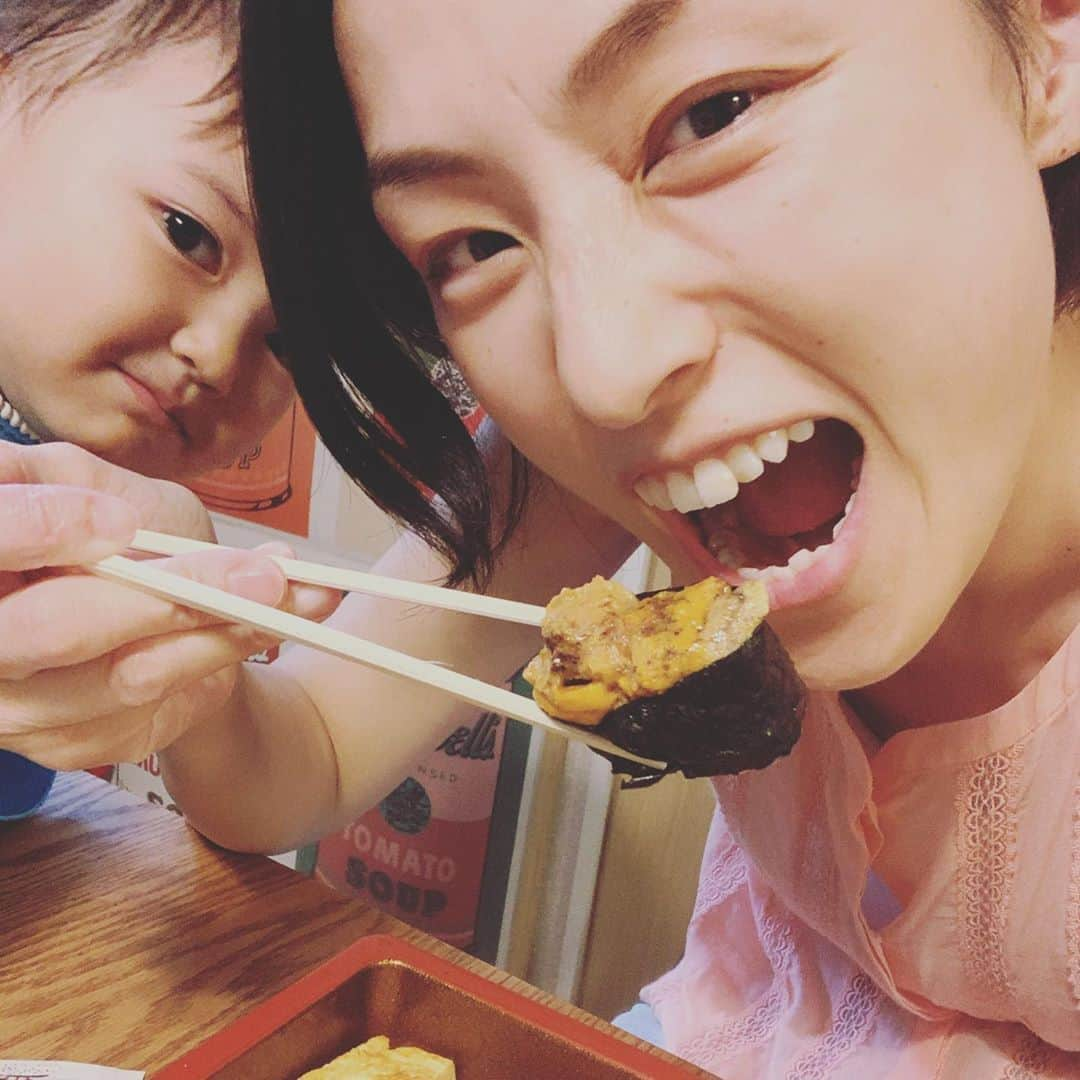 木下あゆ美さんのインスタグラム写真 - (木下あゆ美Instagram)「美味しいお寿司にありついたよ自撮りしてたら、おやおや誰かのぞいてるぞ？w #長男誕生日　#七夕うまれ　#のぞいてるのは次男　#アイシングクッキーが雑　#最近お疲れ気味　#6才おめでとう」7月7日 22時38分 - ayumi_kinoshita13121982