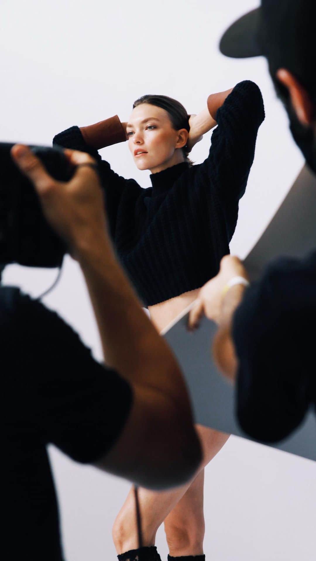 アリゾナ・ミューズのインスタグラム：「Here’s what I see on a shoot! 📸With the amazing Founder of @skiimlondon, @carosciamma and the wonderful team @amanda.grossman @sherean_miller 💫」