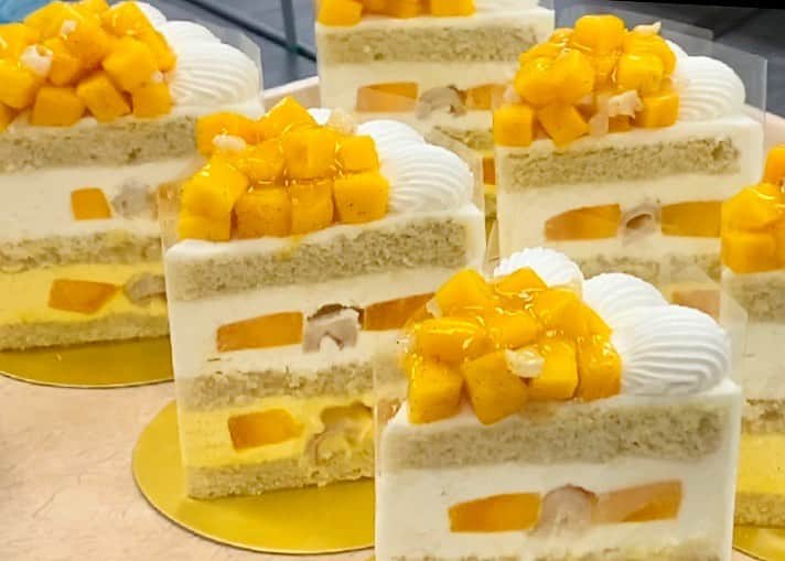 のインスタグラム：「『新エクストラスーパーマンゴーショートケーキ』﻿ パティスリーSATSUKI ﻿ ﻿ 上品な香りと高い糖度を誇る国産のアップルマンゴーを贅沢に使用。口に入れた瞬間にとろけるマンゴーと、なめらかな2種類の生クリーム、玄米卵を使用したふわっと軽やかな生地の極上のハーモニーをお愉しみください。﻿ ﻿ “Extra Super Mango Shortcake”﻿ High-grade Irwin mango and fresh lychee are used to create this beautiful cake. Only available during mango’s seasonal prime, do not miss out on this heavenly dessert!﻿ ﻿ ーーーーーー﻿ 「#ピーチマンゴーメロン 」を付けて対象商品を投稿！﻿ ﻿ ホテルニューオータニ（東京）・幕張・大阪の合同スイーツフェア「ピーチ・マンゴー・メロン」ウェブサイトで紹介している商品を投稿すると、抽選で《3ホテルいずれかの宿泊券が当たる》Instagram投稿キャンペーンを開催いたします。﻿ ﻿ 【ホテルニューオータニ（東京）での参加方法】﻿ ﻿ ①当アカウント @hotelnewotanitokyo をフォローする﻿ ﻿ ②以下2つのハッシュタグをつける﻿ #ピーチマンゴーメロン #ホテルニューオータニ東京 ﻿ ﻿ 皆さまのご応募をお待ちしております📸✨﻿ ﻿ ◇テイクアウト・イートインのどちらでもご投稿いただけます。﻿ ◇キャンペーン詳細はプロフィールURLよりホテル公式ウェブサイトをご確認ください。﻿ ーーーーーー」