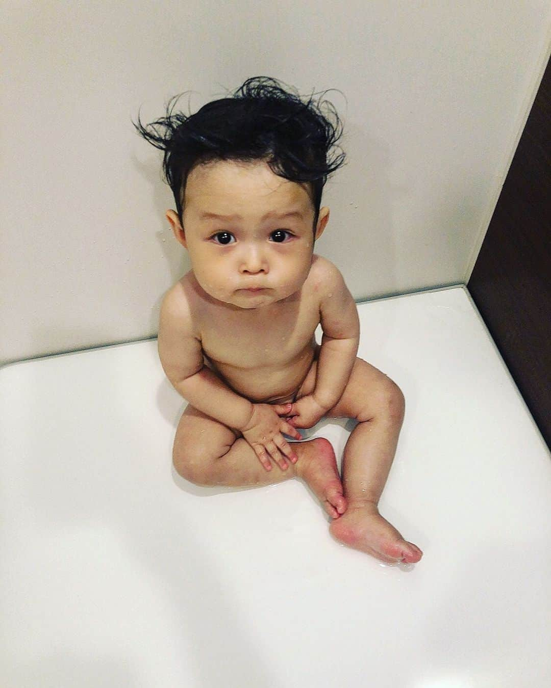 ありさトレイシーのインスタグラム：「#11month#july#babyboy#bathtime#wash#soup#curly hair#七夕#短冊#おねがいごと#彦星#織姫 #歩く#登る#転ぶ#目離せない#お風呂#サバイバル  お外で歩くデビューのために、 靴を買うのが楽しみ♡ あと1ヶ月で1歳かぁ。。」