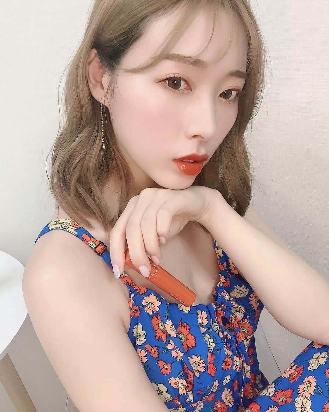 本田岬のインスタグラム：「最近赤リップばっかりだったから たまにはオレンジリップも🍊 これもとっても可愛い色💋  #ロムアンド #ロムアンドジューシーラスティングティント #08アップルブラウン #ティントリップ #オレンジリップ #コーラルリップ #メイク #リップメイク #stylenanda」