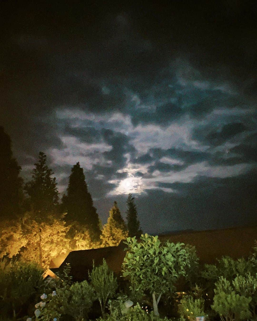 イェソンさんのインスタグラム写真 - (イェソンInstagram)「moonlight 🌝」7月7日 22時45分 - yesung1106