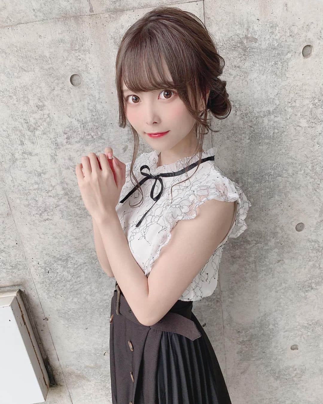 のインスタグラム：「. とっても可愛いアレンジをしてもらいました🐑 . (@zawa_tomato )さんです！ . . . この髪型好評でうれしい♥ . . . . . . . . . . . . . . . . . . . #hair #hairmake #ヘアアレンジ #ヘアセット #簡単ヘアアレンジ #ひつじヘア #ツインお団子 #巻き髪 #夏コーデ #ノースリーブ #ノースリーブ女子 #波ウェーブ #モノトーンコーデ #まとめ髪 #まとめ髪アレンジ #アイドル #サロンモデル #ベージュカラー」