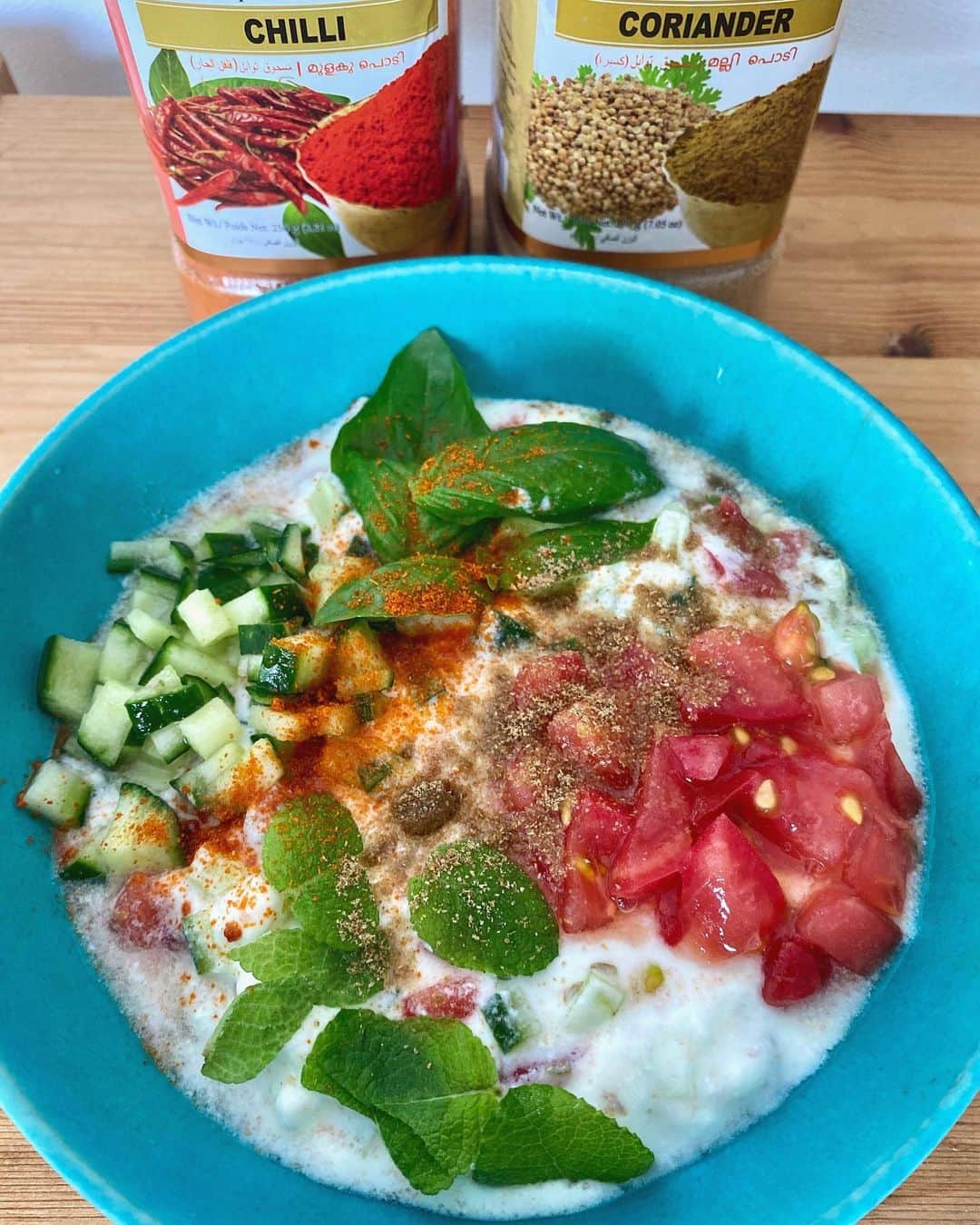 クボタマサヒコのインスタグラム：「🍅🥒 以前教えてもらったインド料理のライタ、自分なりにいい感じに作れる様になったのでnoteにレシピ上げましたー  冷蔵庫にヨーグルトあったら明日の朝に作ってみて下さい〜  プロフィールのリンクからどうぞ！  #クボタ食堂 #ライタ #インド料理 #レシピ #うちごはん #ヨーグルト #サラダ」