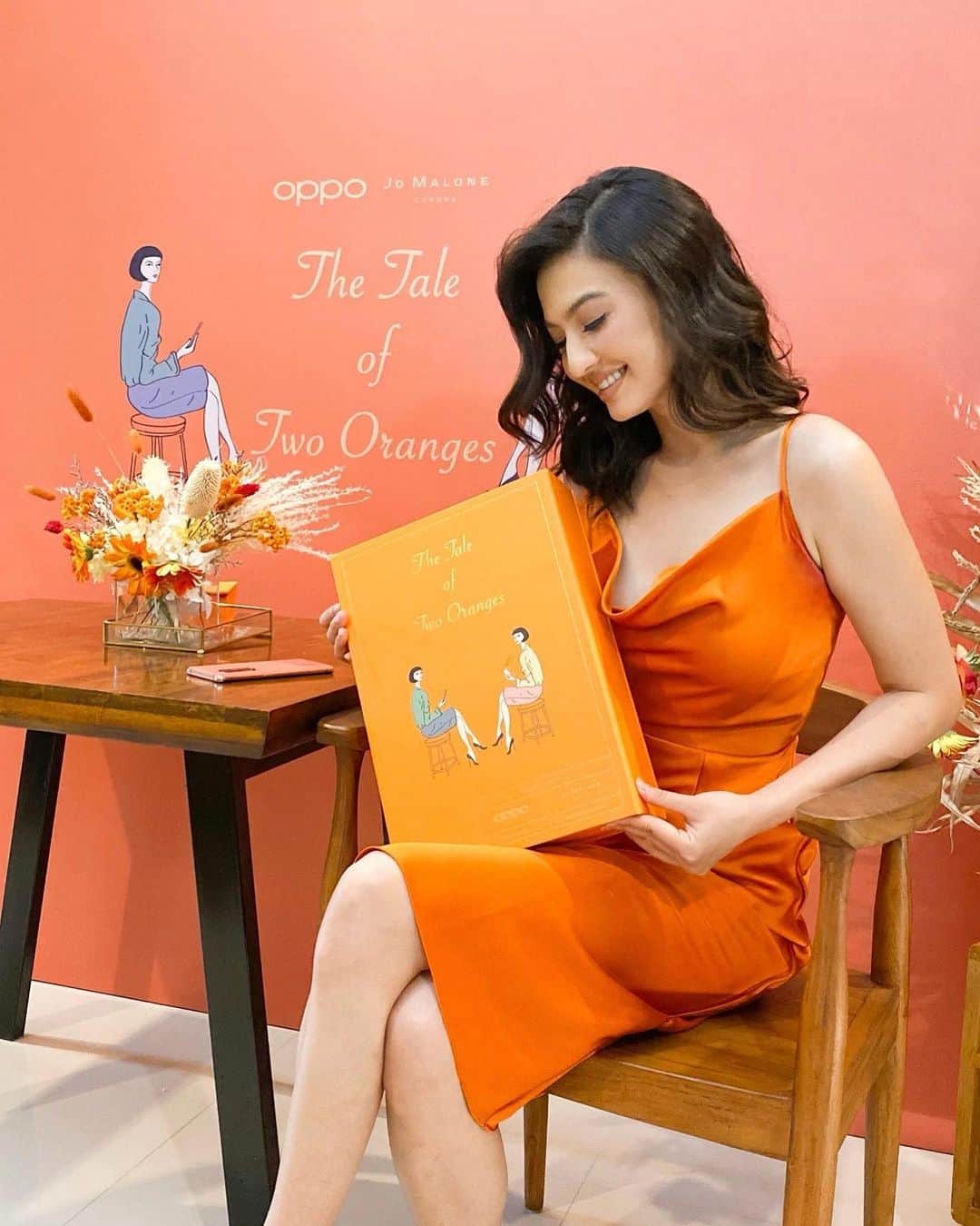 ラライン・シャーのインスタグラム：「So proud to announce #TheTaleofTwoOranges an exclusive collaboration by @oppoindonesia x @jomalonelondon . The Oppo Find X2 Pro in Tea Orange x Jo Malone in Orange Bitters is available for preorder now on @bliblidotcom now till the 24th of July🍊Awaken your your your senses🍊Grab it while it lasts!」