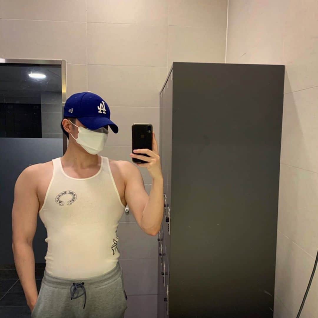 ティケイのインスタグラム：「뱃살 훕!」