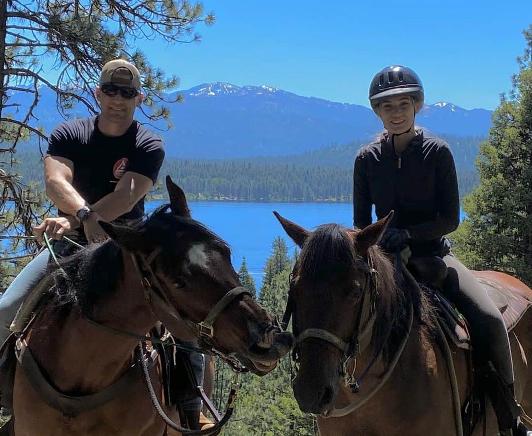 マイク・ヴォーゲルのインスタグラム：「“Daddy, the only reason I want to go on this trip is for the horseback ride”. I had promised her a ride through the mountains.  My oldest is used to riding horses through the rolling pastures of Tennessee, but never the steep mountains of Idaho.  I’ll say this, parenting is tough, and there have been so many times during quarantine where I just want a break from my kids.... (I’m sure none of you have felt the same way). I have had to slap myself around and remind myself that I will never ever be given this gift again, in my life.  A time where life slows down enough that I am forced to connect and spend quality time with them, and the business of life is pushed to the side.  There are no pressing engagements.  The world has slowed down.  This goes against my driven nature, but I am thankful for the opportunity to watch them grow.  And man, looking at this picture, it happens FAST.  So thankful for @yahoocorrals and Sky Wilson for taking us on trail ride through her private slice of Idaho.  If you’re in McCall, look her up.  You won’t regret it.  It’s all Cassy still talks about.  #getoutthere #idahostillsucks #slowdown #horsesarebetterthanpeople」