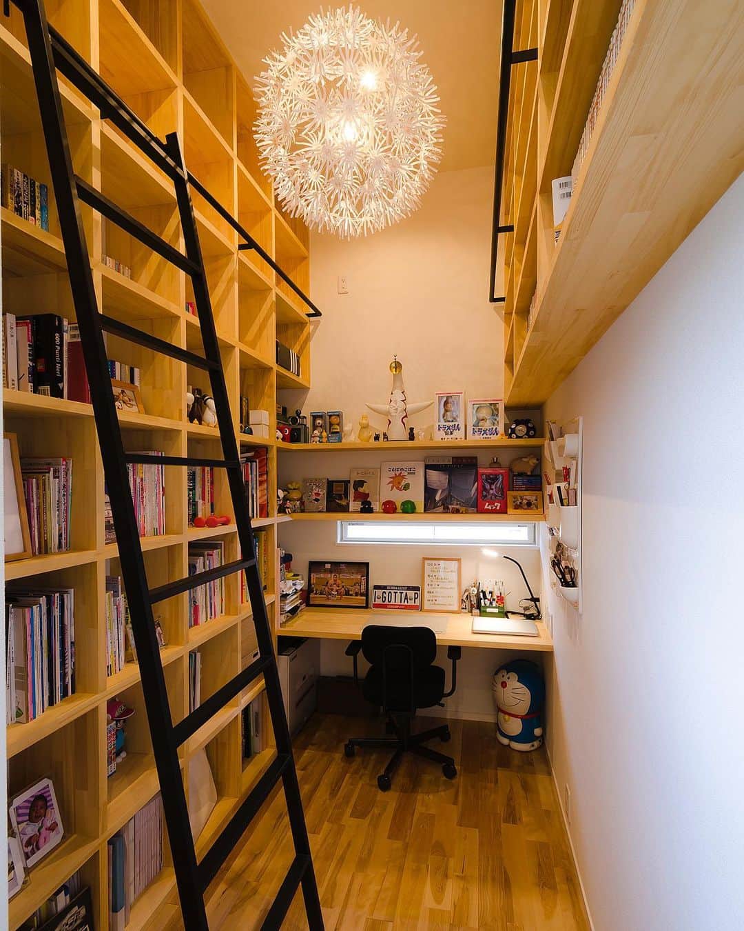 homelife 夢を叶える暮らし方のインスタグラム：「【お家図書館】 . . 壁一面の本棚がまるで図書館みたい！ 素敵なおうち時間が過ごせそうです…★ . こちらのアカウントではホームライフのお施主様の施工写真を投稿しています。 その他の施工写真は、 @homelife_gallery のURLからご覧いただけます。 . 家づくりの資料請求はコチラから @homelife_shiryou . . #お家図書館 #図書館 #本棚 #創作棚 #書斎 #デザイン #こだわり #造作本棚 #おうち時間 #ローコスト住宅 #マイホーム #夢のマイホーム #間取り #シンプルな暮らし #暮らしを楽しむ #注文住宅 #自由設計 #デザイン住宅 #リノベ #リフォーム #全国にいい家を #コラボハウスとコラボ #建築士と建てる #myhome  #homelife_京都 #homelife_大阪 #homelife_兵庫 #ホームライフ #ホームライフ100 #アーキホームライフ」