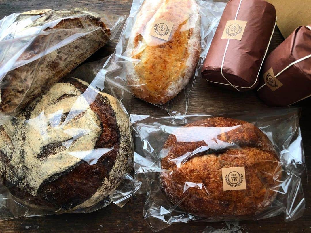 CHIPPRUSONのインスタグラム：「瓶詰めとパンのセット　7月7日発送記録  パン・ド・カンパーニュ（長期熟成） フルーツ・ブレッド（ビンテージ・ウィスキー仕込み・長期熟成）  寺田さんの無農薬栽培スペルト小麦全粒粉のパン・コンプレ（3日熟成）  喜界島の釜炒り塩パン（5日熟成）  クランチ・ピスタチオバター 滋賀県産無農薬栽培いちごのジャム」