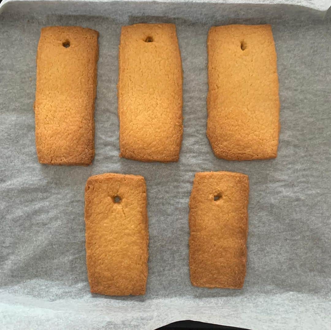 Asano Minamiさんのインスタグラム写真 - (Asano MinamiInstagram)「七夕なので短冊クッキーを焼いてみんなで願いを書いた🎋🍪💕﻿ ﻿ クッキーのレシピは﻿ [材料]﻿ 薄力粉60g﻿ 砂糖40g﻿ アーモンドプードル40g﻿ バター40g﻿ 卵黄1個﻿ ﻿ 1.バターは常温に戻しておく。﻿ 2.全ての材料をボウルに入れてよく混ぜる。﻿ 3.平に伸ばして包丁で長方形にカット。﻿ 4.紐を通す穴を空けておく。﻿ 5.180度のオーブンで15分焼く。﻿ 6.冷めたらチョコペンで願いを書いて完成☝️﻿ ﻿ #七夕#短冊クッキー」7月7日 14時18分 - minami_asano