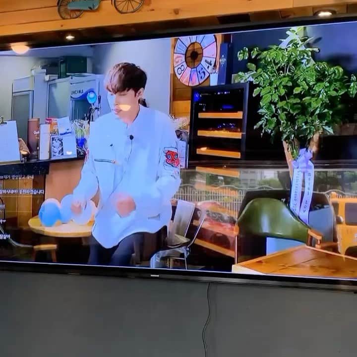 ムン・イフのインスタグラム：「내 가수 삑사리 잘해요 ㅋㅋㅋㅋㅋㅋㅋㅋㅋㅋㅋㅋㅋㅋㅋㅋㅋㅋㅋㅋㅋㅋㅋㅋㅋㅋㅋㅋㅋㅋㅋㅋㅋㅋㅋㅋㅋ 아 나 진짜 🤦🏻‍♂️ #마테오 #Mateo #잘살아  다운로드와 스트리밍 부탁드립니다🙏🏻❤️ #삑사리 #웃긴영상 #레전드 #레전드삑사리 #가수삑사리 #우울할때보는영상」