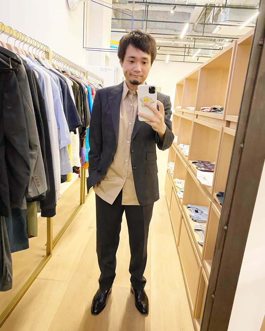 光本勇介のインスタグラム：「今年初めてジャケット着た・・。 スーツ着なさすぎて、ネクタイつけると着られてる感がすごすぎて諦めた・・。」