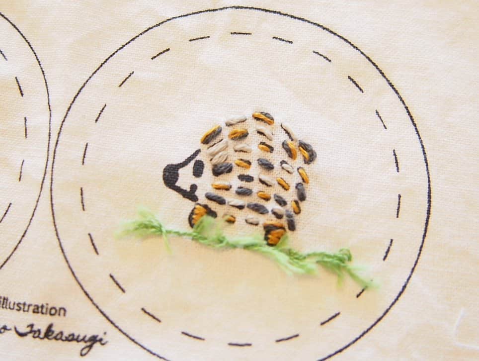 手紙社さんのインスタグラム写真 - (手紙社Instagram)「【GOOD MEETING：ぬり絵のように楽しめる、刺繍のブローチづくり】﻿ カラフルな刺繍糸を使って、刺繍の基本を楽しみながら学べる「刺繍CAFE」をオンラインで開催！　今回つくるのは、刺繍のくるみブローチ。ぬり絵をするようにステッチを施し、針や糸の扱い方、手の動かし方に慣れていきましょう。刺繍ビギナーさんやお子さんでも気軽にお楽しみいただけます！　おうちで何か手を動かしてみたいという方、ぜひご参加くださいね！﻿ ﻿ ＜刺繍CAFE・開催概要＞﻿ 日時：7月12日（日）10:00〜12:00﻿ 定員：5名﻿ 参加費：一般 ¥3,500（税込）/ 部員 ¥3,200（税込） ﻿ ＊キット代、送料込み﻿ ﻿ ▶︎詳しくは「@tegamisha」プロフィールのハイライト「GOOD MEETING」より公式サイトへ！ CALENDERより7/12（日）10:00〜「刺繍CAFE」をチェック！﻿ ﻿ ◎GOOD MEETINGってどんな場所？﻿ 手紙社が敬愛する作り手やお店のオーナー、書き手やパフォーマー、あらゆるジャンルの気になる方々をナビゲーターにお迎えして、Zoom上で講座やワークショップ、部活動的な集い、暮らしにまつわる情報交換を行う場です。﻿ ﻿ #手紙社#手紙舎#tegamisha#GOODMEETING#グッドミーティング#zoom#zoomレッスン#zoom講座#オンライン講座#オンラインイベント#オンライン#オンライン配信#オンライン開催#オンラインレッスン#リモート#手芸教室#刺繍レッスン#刺繍カフェ#刺繍cafe」7月7日 14時34分 - tegamisha