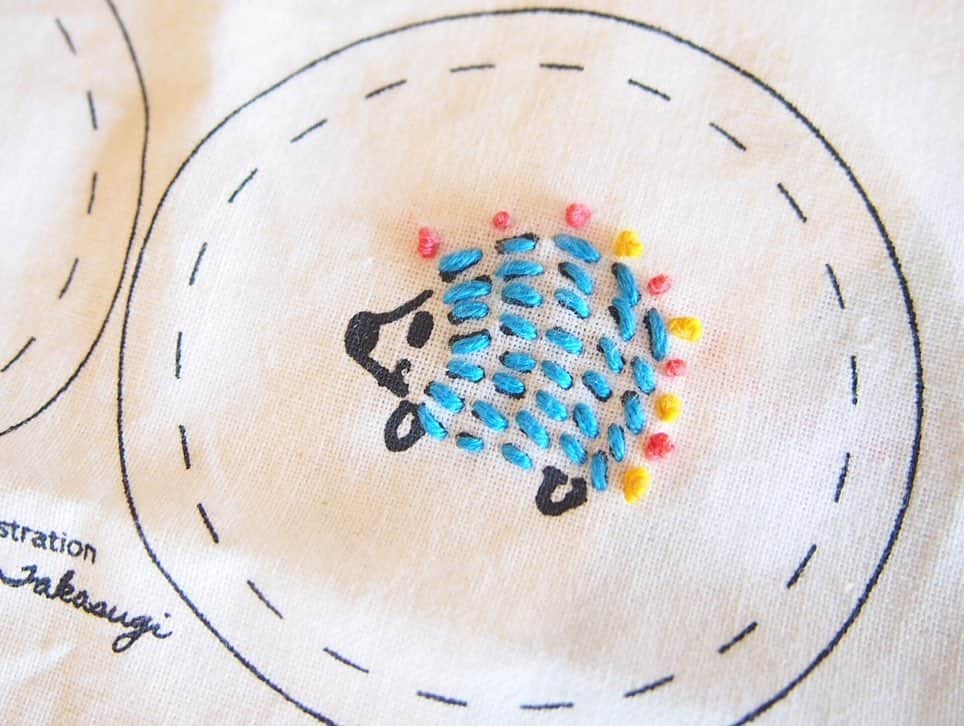 手紙社さんのインスタグラム写真 - (手紙社Instagram)「【GOOD MEETING：ぬり絵のように楽しめる、刺繍のブローチづくり】﻿ カラフルな刺繍糸を使って、刺繍の基本を楽しみながら学べる「刺繍CAFE」をオンラインで開催！　今回つくるのは、刺繍のくるみブローチ。ぬり絵をするようにステッチを施し、針や糸の扱い方、手の動かし方に慣れていきましょう。刺繍ビギナーさんやお子さんでも気軽にお楽しみいただけます！　おうちで何か手を動かしてみたいという方、ぜひご参加くださいね！﻿ ﻿ ＜刺繍CAFE・開催概要＞﻿ 日時：7月12日（日）10:00〜12:00﻿ 定員：5名﻿ 参加費：一般 ¥3,500（税込）/ 部員 ¥3,200（税込） ﻿ ＊キット代、送料込み﻿ ﻿ ▶︎詳しくは「@tegamisha」プロフィールのハイライト「GOOD MEETING」より公式サイトへ！ CALENDERより7/12（日）10:00〜「刺繍CAFE」をチェック！﻿ ﻿ ◎GOOD MEETINGってどんな場所？﻿ 手紙社が敬愛する作り手やお店のオーナー、書き手やパフォーマー、あらゆるジャンルの気になる方々をナビゲーターにお迎えして、Zoom上で講座やワークショップ、部活動的な集い、暮らしにまつわる情報交換を行う場です。﻿ ﻿ #手紙社#手紙舎#tegamisha#GOODMEETING#グッドミーティング#zoom#zoomレッスン#zoom講座#オンライン講座#オンラインイベント#オンライン#オンライン配信#オンライン開催#オンラインレッスン#リモート#手芸教室#刺繍レッスン#刺繍カフェ#刺繍cafe」7月7日 14時34分 - tegamisha