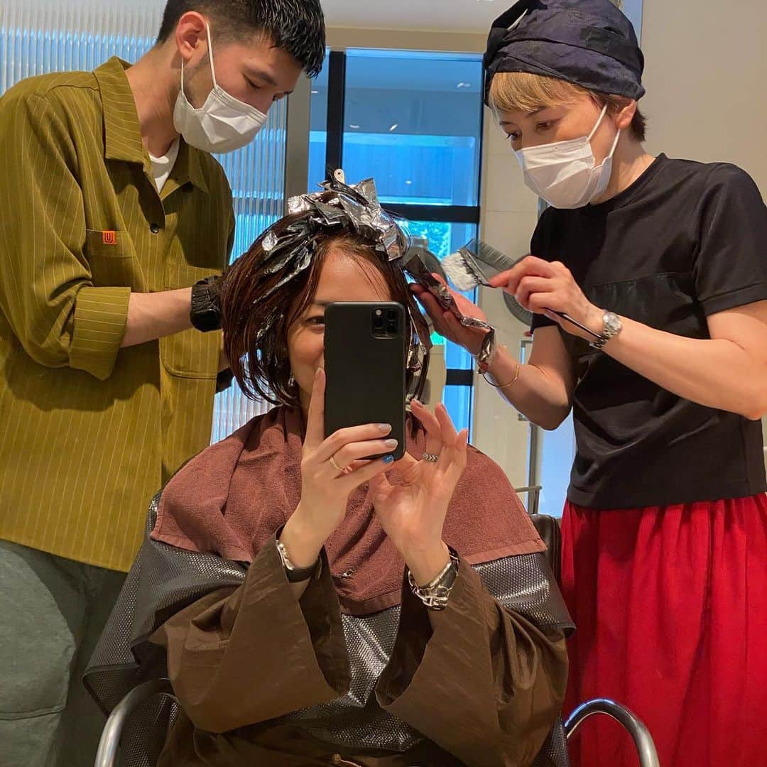 富岡佳子さんのインスタグラム写真 - (富岡佳子Instagram)「#dadacubic  colourist/emi Yoshimura カットがシンプルなのでカラーで遊びたくなりました。 センター分けにしてもさりげなく前髪のあたりにハイライトが効いて、しかもハーフアップをした時や髪を耳にかけた時にわかりやすくインナーカラーを強めに入れました。インナーということもあり少し大胆になれました。 全体にはヘアマニキュアでカラーしています。」7月7日 14時52分 - yoshikotomioka