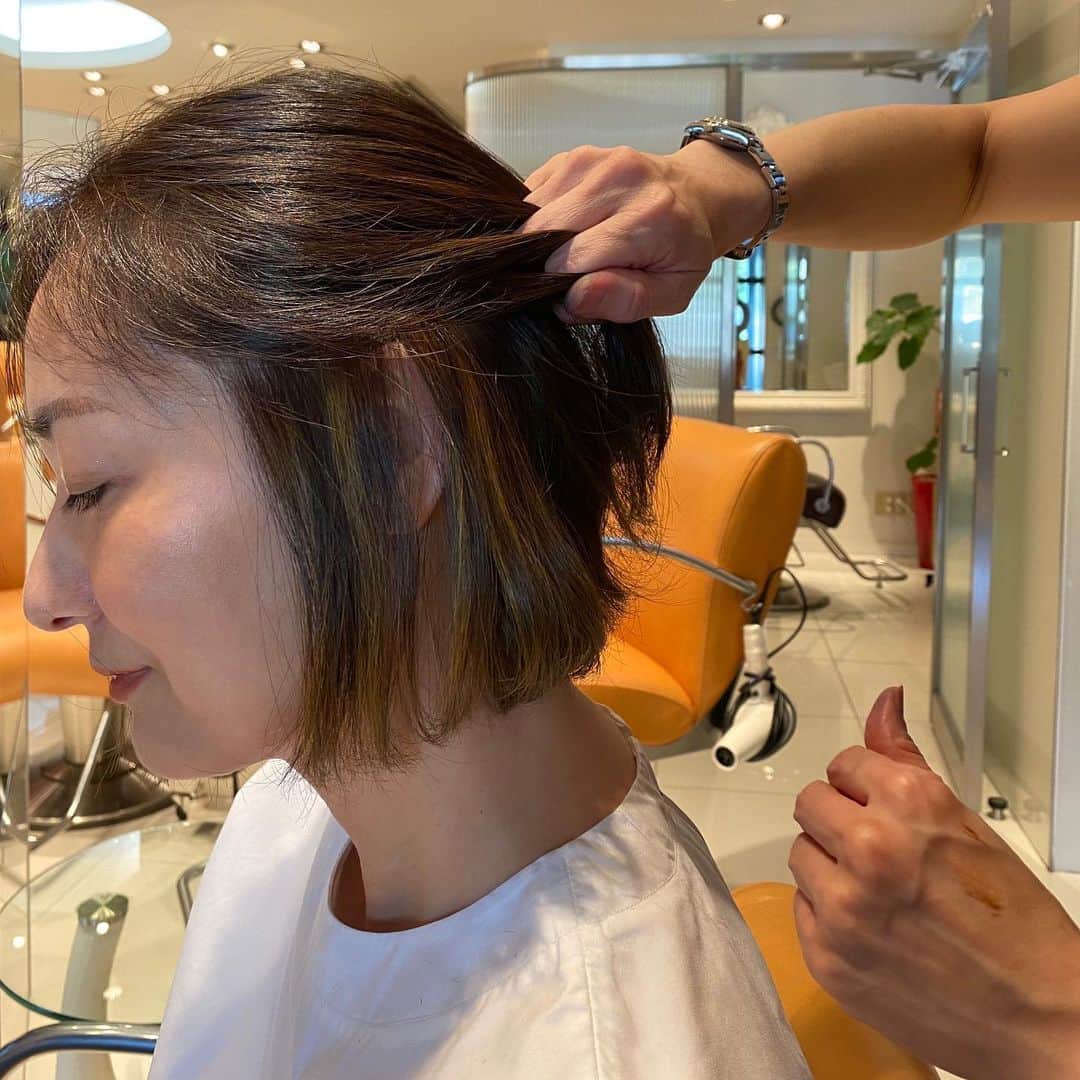富岡佳子さんのインスタグラム写真 - (富岡佳子Instagram)「#dadacubic  colourist/emi Yoshimura カットがシンプルなのでカラーで遊びたくなりました。 センター分けにしてもさりげなく前髪のあたりにハイライトが効いて、しかもハーフアップをした時や髪を耳にかけた時にわかりやすくインナーカラーを強めに入れました。インナーということもあり少し大胆になれました。 全体にはヘアマニキュアでカラーしています。」7月7日 14時52分 - yoshikotomioka