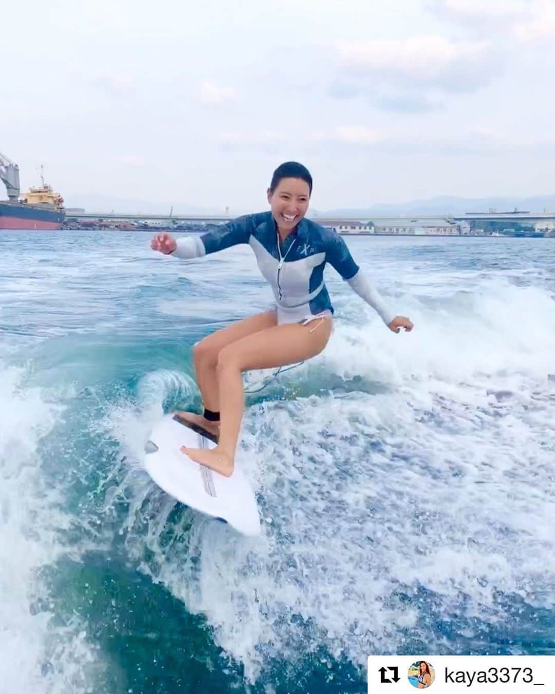 hiroecdさんのインスタグラム写真 - (hiroecdInstagram)「なかなか梅雨明けしませんね☔️ ナイスライド🏄‍♀️ ・ ・ ・ ・  #Repost @kaya3373_ with @get_repost ・・・ .﻿ .﻿ ボートサーフィン🏄‍♀️😍﻿ 初岸和田で🏄‍♀️♪﻿ ﻿ ボードサーフィン、楽しいーー🤩💕😍 ﻿ 2枚目が1本目﻿ 1枚目が3本目😁﻿ ﻿ ちょっとだけ成長したかなぁ⁇🤣﻿ ﻿ ここから、次どうしたら上手になる⁇🤔﻿ ﻿ ﻿ そろそろお気に入りのウェット着れる季節〜😍﻿ @flashxpacker ﻿ ﻿ これ3ミリで作ってもらったから﻿ 足出てるのにあったかいし着やすいし可愛いしほんとお気に入り🥰﻿ ﻿ ﻿ ﻿  ﻿ #ボートサーフィン #ウェイクサーフィン #どっち ？笑 #岸和田 #osaka #boatsurfing #wakesurfing #wakesurf #surfgirl #surfing #サーフィン #ウェイクサーフィン女子 #サーフィン女子 #サーフィン大好き　#海行きたい な〜 #フラッシュパッカー #fxpwetsuitsforwomen」7月7日 15時01分 - flash_packer_hiroki_ishida