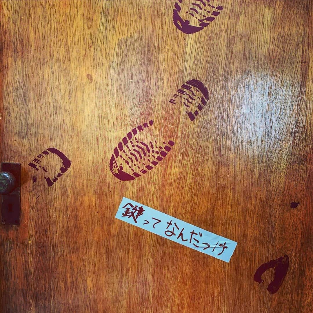 のインスタグラム：「👟🗝「鍵ってなんだっけ」“What again is a key?” #散歩中 #東京 #Tokyo #onawalk #Japan」